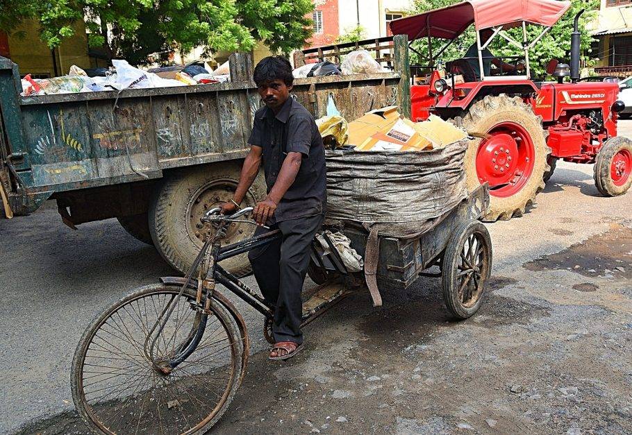 रेड़ी वनाम ड्राईवर के साथ ट्रैक्टर