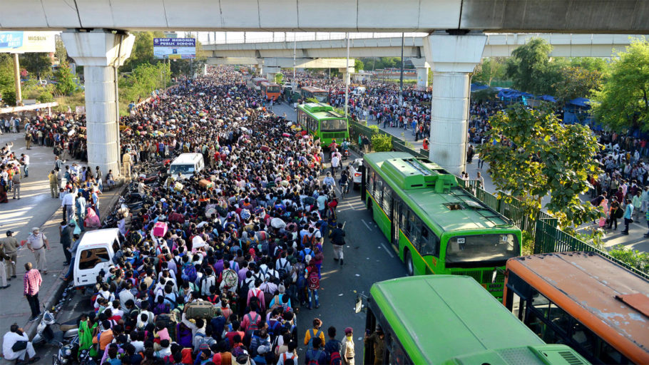 लाखों-लाख मानव का सैलाव पूर्वी दिल्ली के आनन्द बिहार बस अड्डा पर