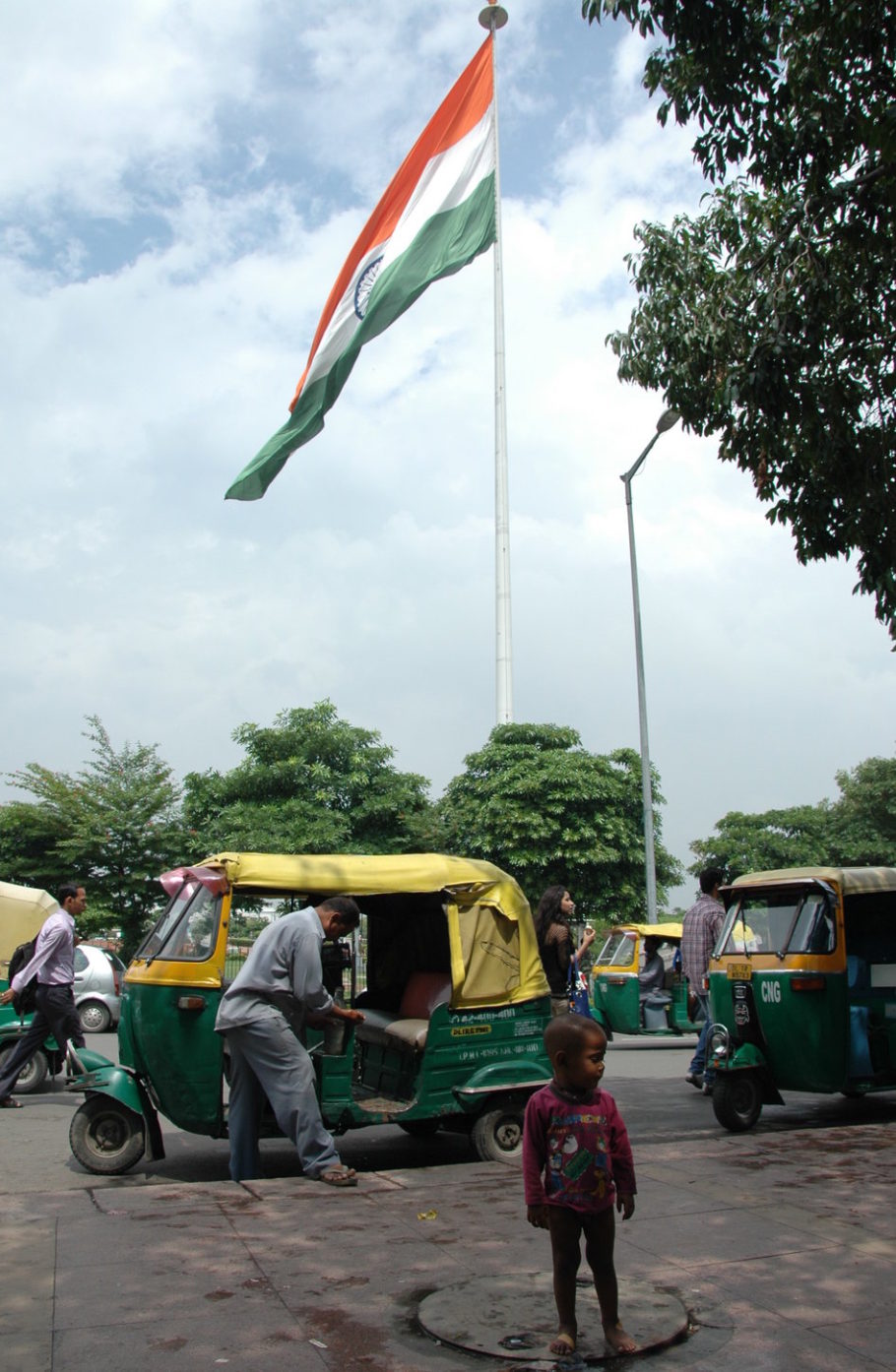 कनॉट प्लेस सेन्ट्रल पार्क में  तिरंगा और सामने भारत का भविष्य 