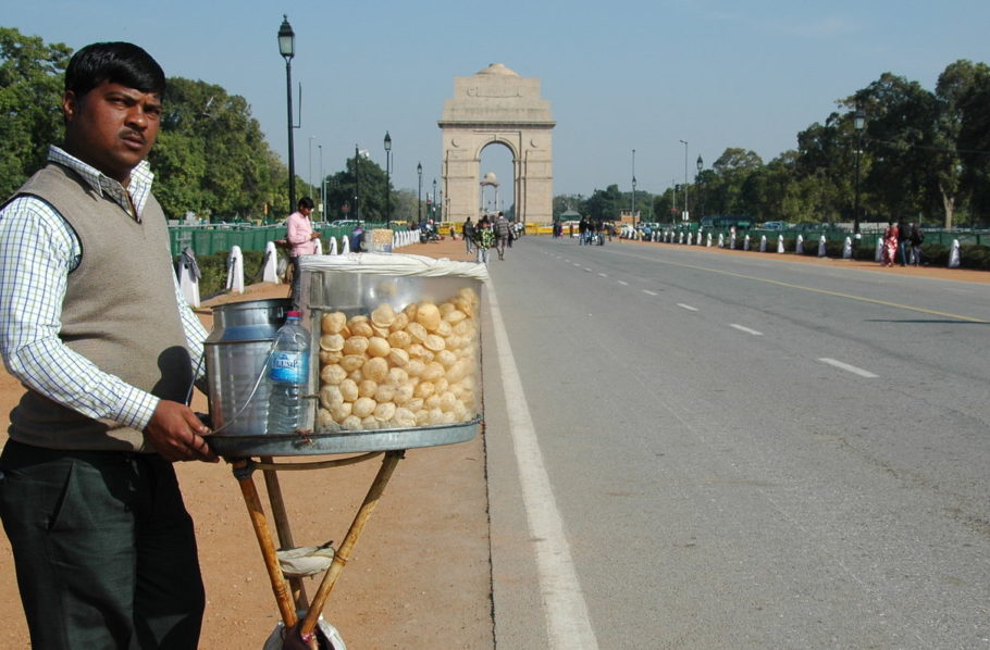 राजपथ का यह खोमचे वाला भी एक मतदाता है। इस सवाल को यह भी पूछ सकता है। 